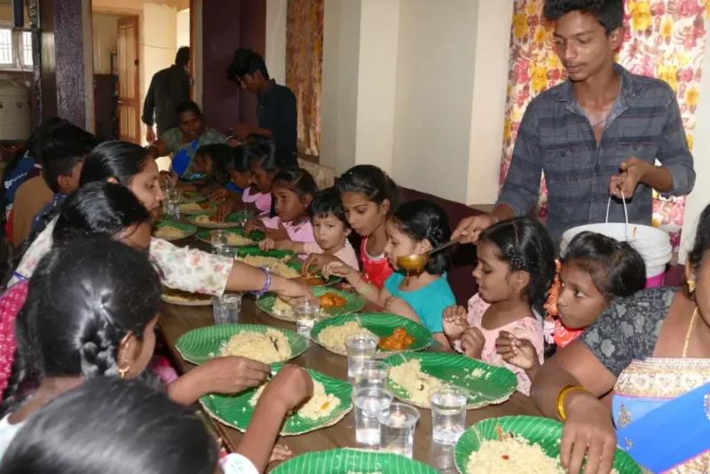 Indienkinder - Beim Essen