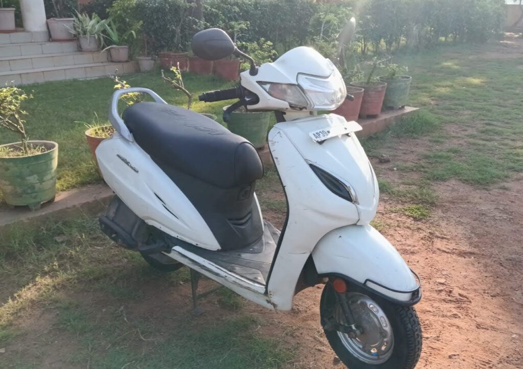 Der neue weiße Motorroller vor der Kinderarche