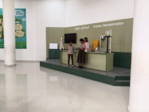 Kinder auf der Wissenschafts-Ausstellung