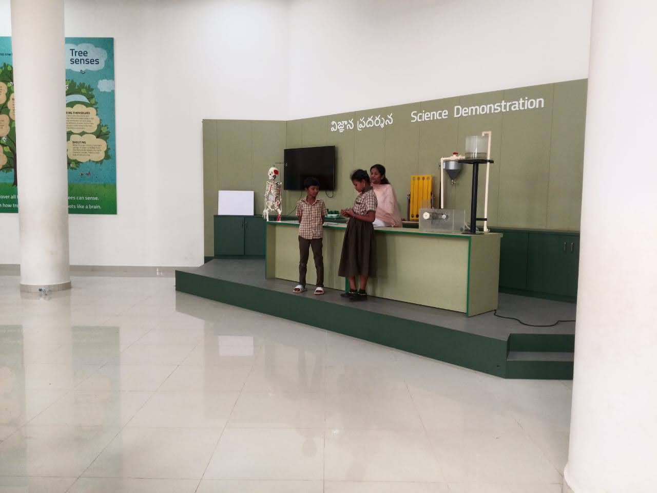Kinder auf der Wissenschafts-Ausstellung