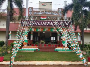 Das Gebäude der Kinderarche dekoriert mit den Nationalfarben